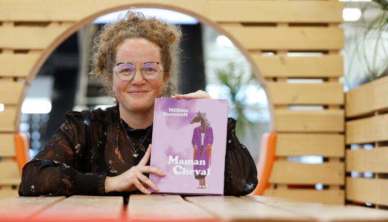 Mélissa Verreault avec son livre qui vient de paraître dans la collection Quai n
